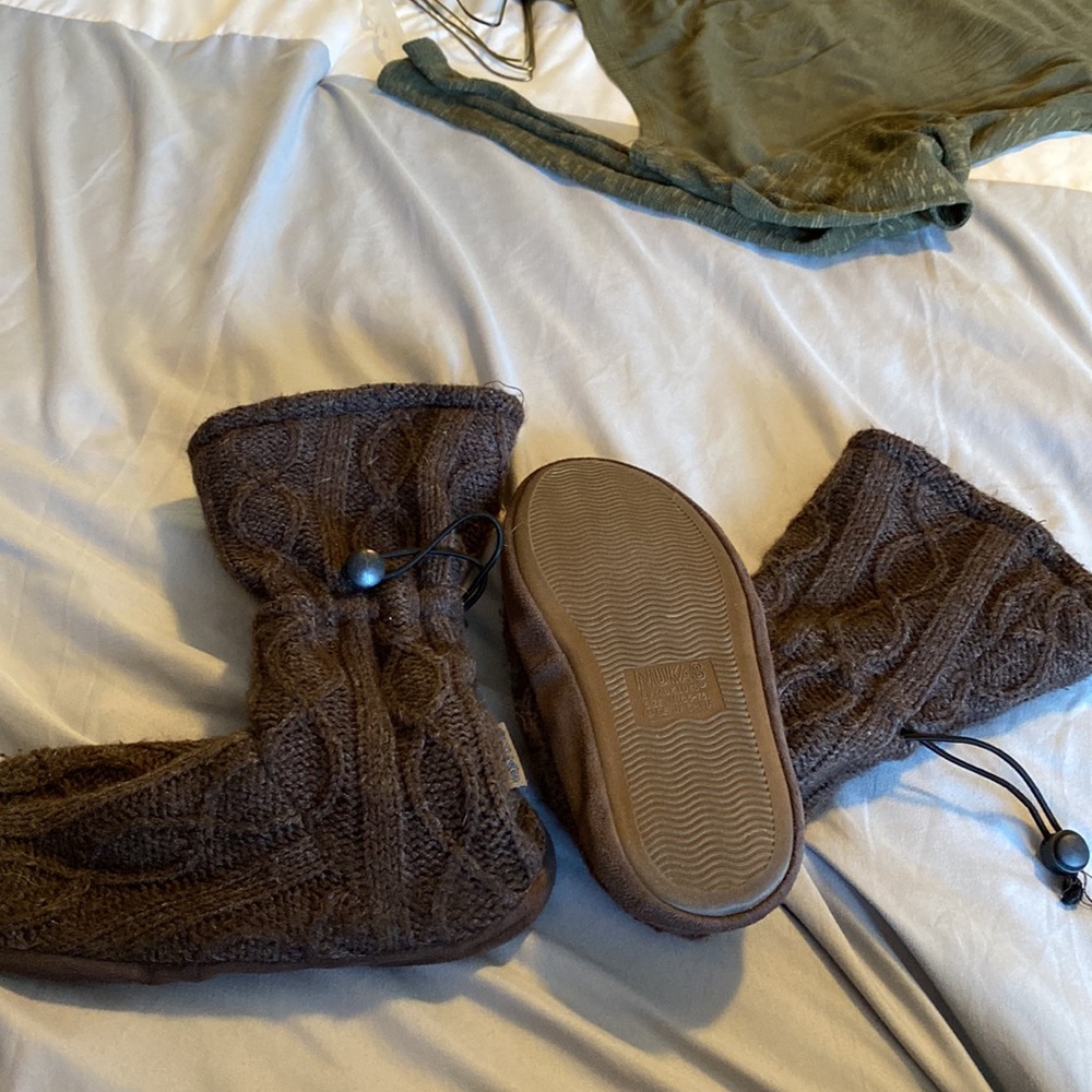 Muk Luks size Medium (6.5-7.5) shoes/slippers - Picture 2 of 5